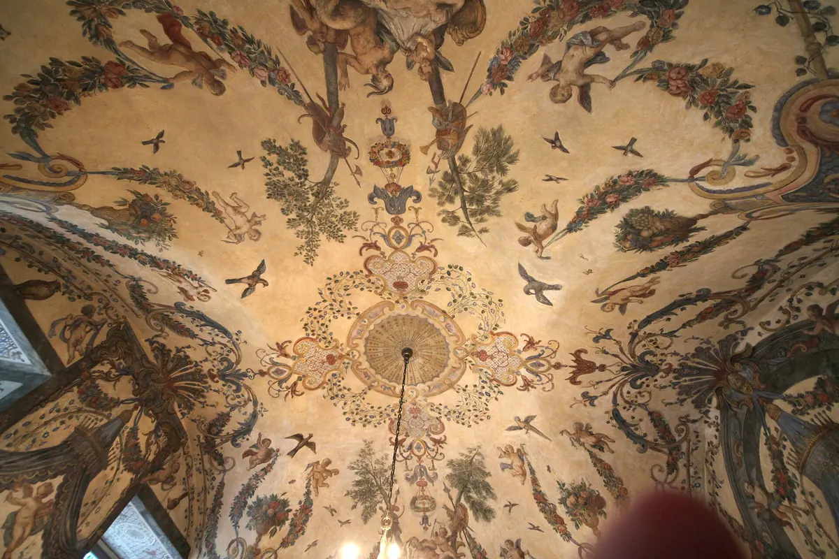 Sklepienie Sala Terrena ozdobione malowidłami girland, cherubinów, ptaków oraz centralnym medalionem wokół wiszącej lampy.