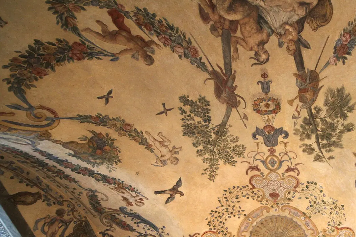 Malowane girlandy, ptaki i putta na sklepieniu Sali Terrena, z wiszącym wieńcem i wachlarzowatym medalionem.